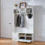 Portemanteau moderne minimaliste blanc, armoire de rangement à trois portes avec crochets et tablettes ouvertes, unité de rangement multifonctionnelle.