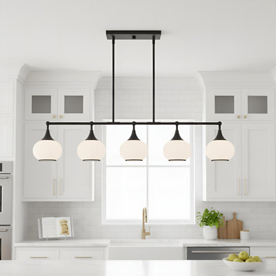 Lustre linéaire à 5 lumières en laiton brossé avec abat-jour en verre opale