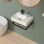 Lavabo de salle de bain mural suspendu en céramique blanche avec trou pour robinet et barre à serviettes noire L 23 po x l 16 po