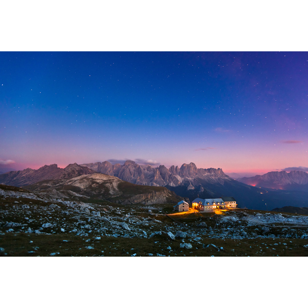 Hütte in den Alpen bei Nacht von MoreISO - Drucken