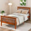 Lit plateforme simple en bois massif avec tête et pied de lit, aucun sommier requis pour une chambre résidentielle