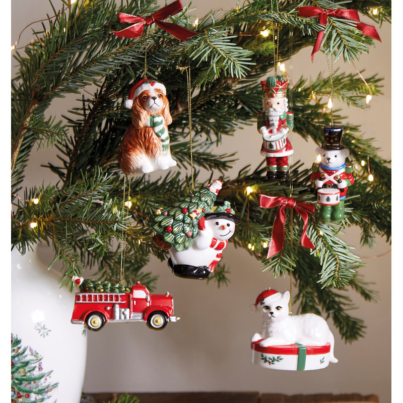 Ornement de sapin de Noël transportant un arbre de neige