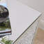 Table basse inversée triangulaire en miroir avec incrustations de diamants en cristal