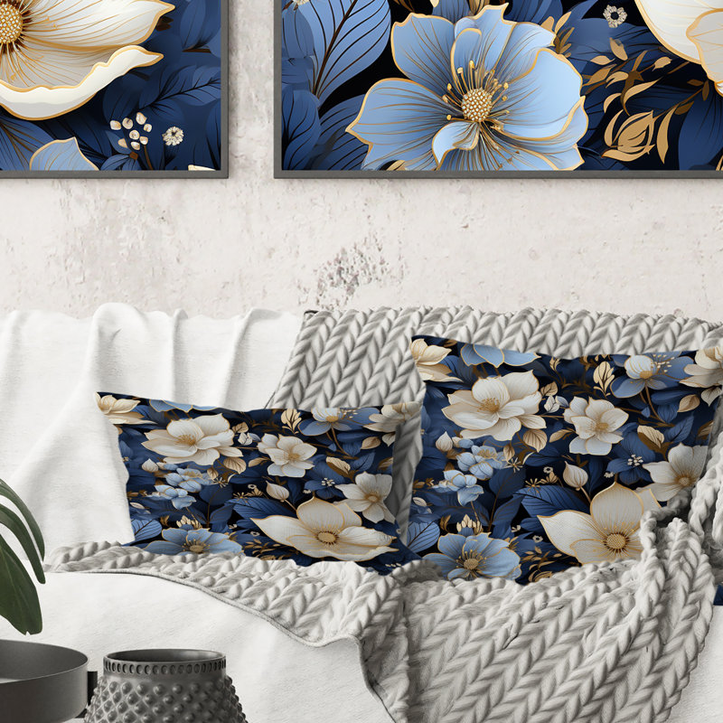 Coussin décoratif blanc à imprimé floral blanc et bleu nuit, H 18 po x l 18 po