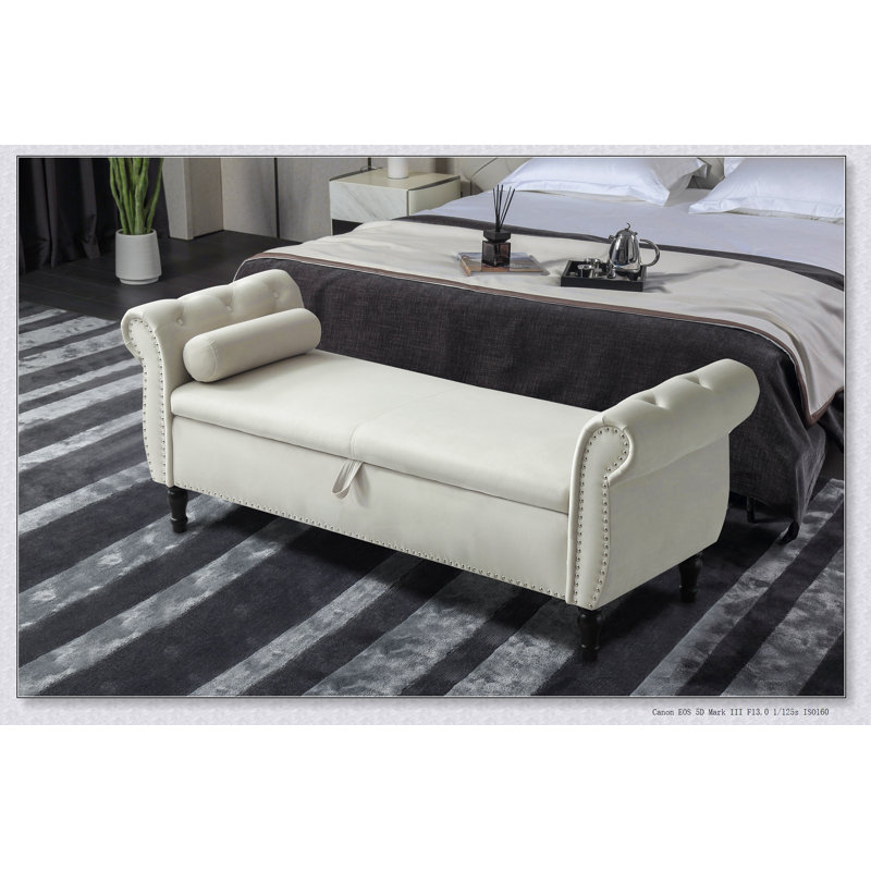 Repose-pieds luxueux en velours avec capitonnage à boutons et garniture cloutée, parfait pour une utilisation multifonctionnelle dans n'importe quelle pièce