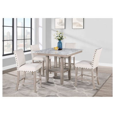 Table de bar transitionnelle avec tabourets et surface naturelle pour la salle à manger