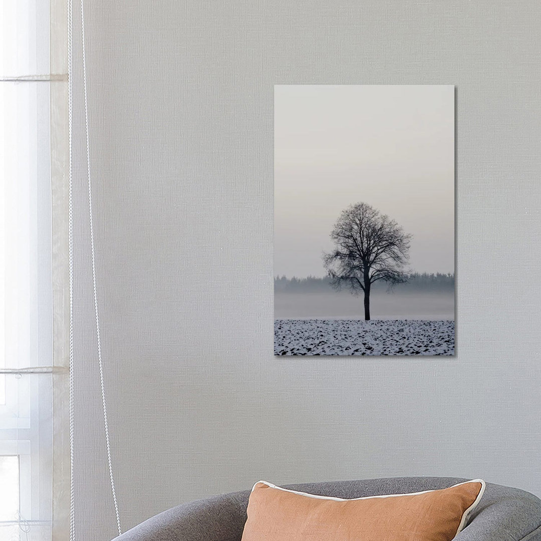 Winterbaum von Lena Weisbek - Galerie-verpackte Leinwand Giclée auf Leinwand