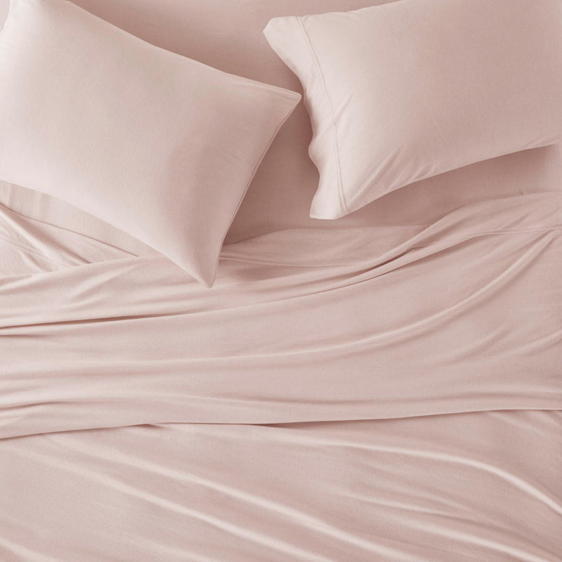 Drap en tricot de coton mélangé - confort toutes saisons. Convient à un matelas de 16 po ou moins. Comprend 1 drap plat, 2 taies d'oreiller et 2 taies décoratives. Doux comme favori. Lavable à la machine. Draps de couleur rosée. Absorbant