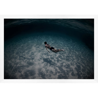 Swimmer par Mat Sanders - Photographie de cadre photo sur papier