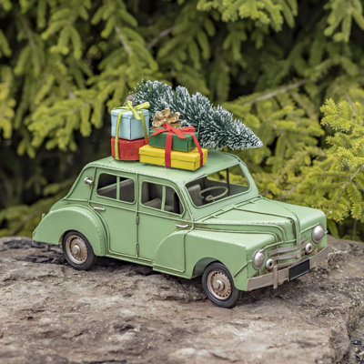 Voiture avec arbre de Noël et cadeaux