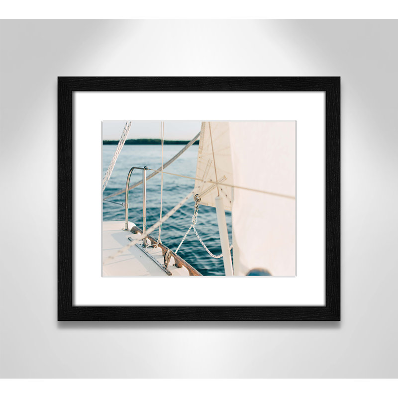 Lignes et voiles par Ian Keefe - photographie, H 13 po x l 15 po x P 0,75 po, Grain de bois noir