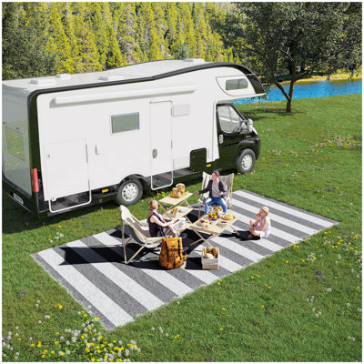 Tapis d'extérieur réversible Outsunny, tapis de paille en plastique imperméable 9 pi x 18 pi, tapis de camping portatifs pour camping-car avec sac de transport, grand tapis de sol pour cour, terrasse, pique-nique, plage, rayures grises et blanches