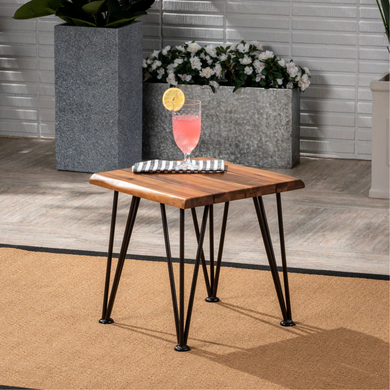 Table d'appoint rustique en bois avec pieds en métal et attrayants, 18 po x 18 po x 18 po, changement de patine, altération de la teinte