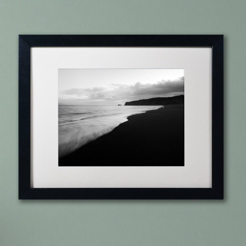 Fadel «On the Black Beach», reproduction de photo sur toile encadrée, H 16 po x l 20 po x P 0,5 po, Noir