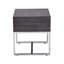 Table d'appoint moderne en chêne gris, alliant structure et rangement, pour un style résolument moderne.