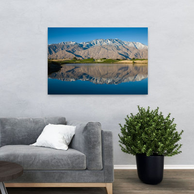 Réflexion de montagnes dans un étang, désert, princesse Country Club, Palm Springs, Riverside County, Californie, États-Unis, art contemporain