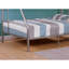 Lit simple superposé au dessus d'un lit double contemporain en métal avec matelas argenté prêt pour la chambre à coucher