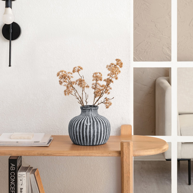 Vase en terre cuite fait à la main avec forme arrondie et détails côtelés, Noir / blanc