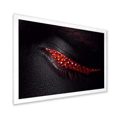 Magnifique œil féminin avec peau noire, diamants rouges - photographie sur toile