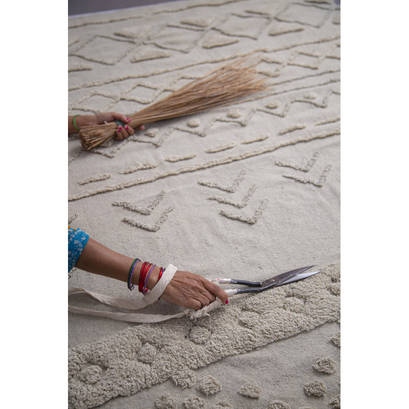 Cotton Geometric Area Rug in Light Gray/Beige, Rectangle 6'7" x 10'