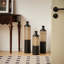 Ensemble de 3 vases de plancher cylindriques en métal noir H 28,7 "/ 24,8" / 20,8 "avec gaufrage triangulaire, décoration glamour (3,15 po de diamètre, 15,2 lb au total)