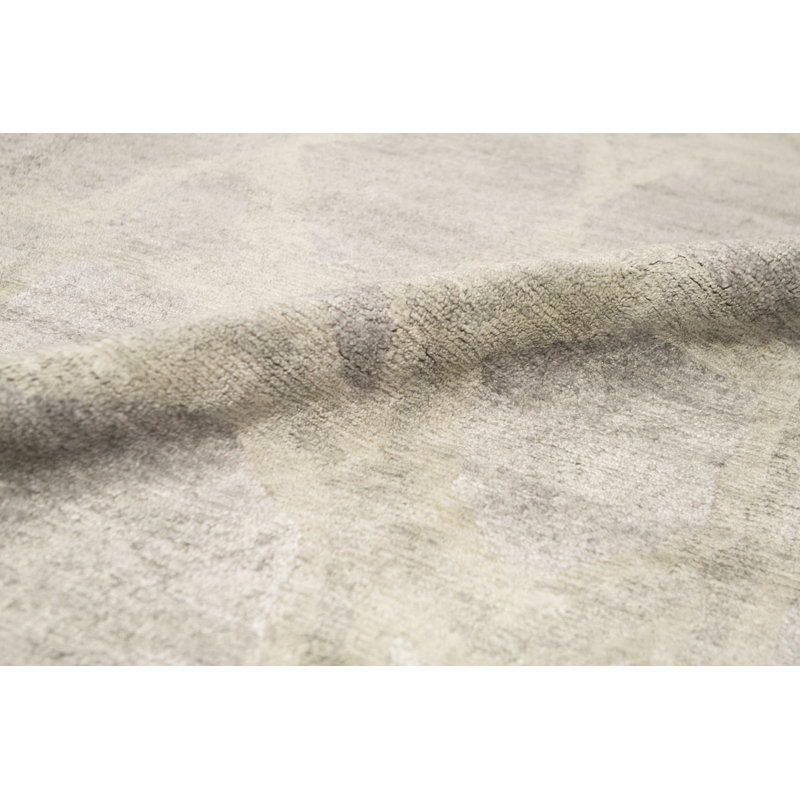 Geometric Area Rug in Light Gray/Ivory