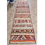 Tapis de style kilim turc tissé à la main avec motifs anatoliens colorés pour un décor bohème chic dans un motif géométrique éclatant