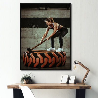Haltérophile femme gymnase