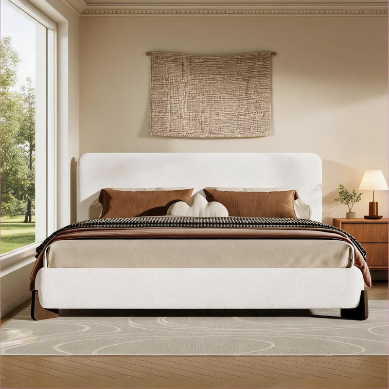 Lit plateforme tapissier très grand et blanc de style chambre à coucher avec style élégant et intemporel