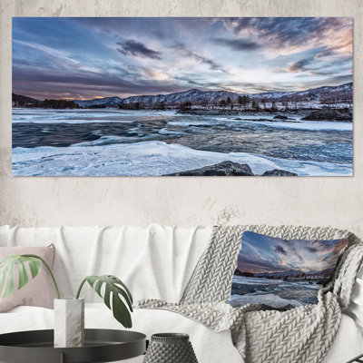 Vieille rivière de montagne parmi la neige au lever du soleil - photographie sur toile