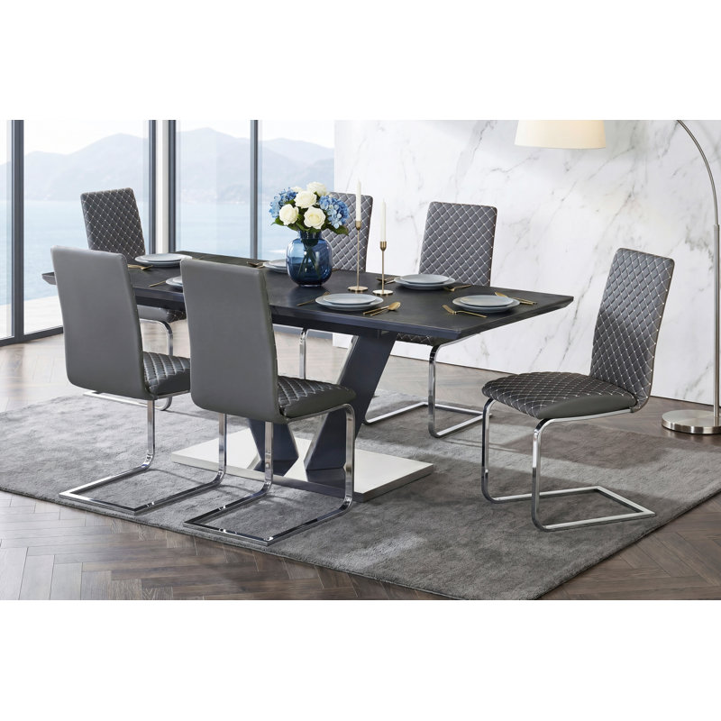 Table de salle à manger moderne de luxe à finition noire avec table extensible 5 pièces et 4 chaises d'appoint avec revêtement en similicuir gris et base en chrome