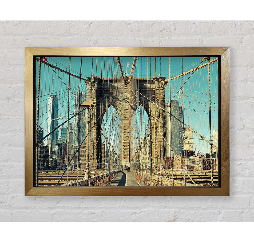 Walking Through The Brooklyn Bridge - Einzelne Bilderrahmen Kunstdrucke