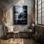 Toile, un ciel monochromatique dramatique rempli de nuages tourbillonnants et tourbillonnants mettant en vedette un art mural, une gamme de gris profonds et de noirs-547017037