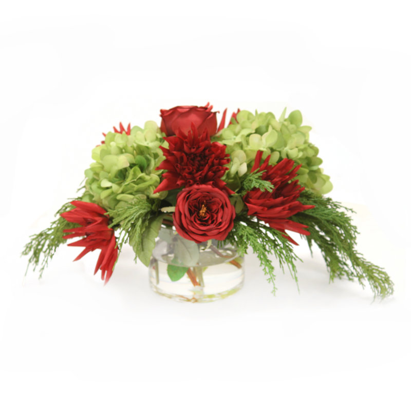 Arrangement floral rose dans un vase avec hortensia dahlia et cèdre