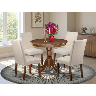 L'ensemble 5 pièces de table et chaises de cuisine comprend une table de salle à manger ronde avec piédestal et 4 chaises de salle à manger Parson en tissu crème, 36 po x 36 po, acajou