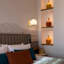 Applique murale moderne de style Mid-Century avec finition dorée et abat-jour en verre givré, luminaire mural en laiton pour la chambre à coucher, le salon, la salle de bain, le couloir et l'entrée