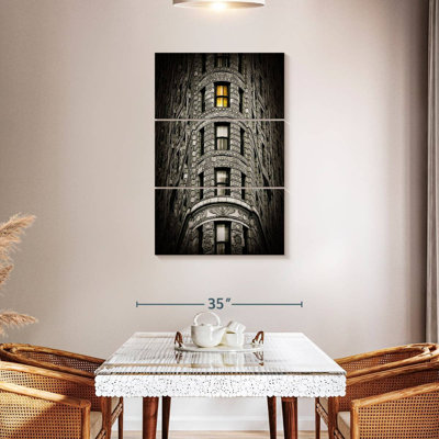 Lilie The Flatiron Building In NYC