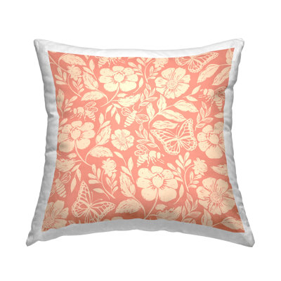 Conception de coussin décoratif imprimé de papillons et abeilles roses par Caroline Alfreds