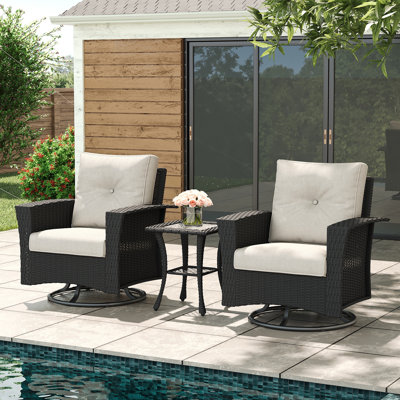 Ensemble de meubles de patio en osier 3 pièces Red Barrel Studio®, ensemble de conversation pivotant 360 degrés avec table basse Classis
