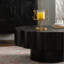 Table basse festonnée: forme unique à bord ondulé, pièce centrale élégante pour les espaces élégants.-129505488