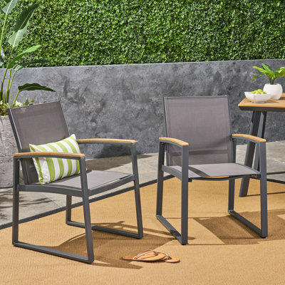 Chaises de salle à manger (paire) - sièges d'extérieur en aluminium gris. Poignées en faux bras, siège en filet. Rouille de 25,1 po x P 22,42 po et de H 33,86 po. Style Mid-Century moderne. Chaise de 10,21 lb, paquet de 26,96 po. 26,5 po; 27,5 po; 9,5 po