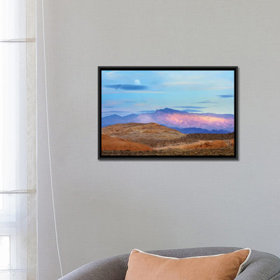 «Sunset Lighting Up Mountains Under A Full Moon In Valley Of Fire State Park, Mojave Desert, Nevada» par Tim Fitzharris - reproduction de photo sur toile tendue