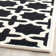 Tapis noir / ivoire en laine touffeté à la main à motif géométrique d'Igna