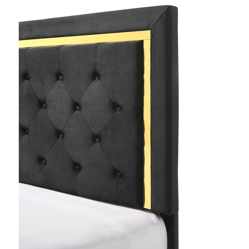 Très grand lit élégant avec revêtement en tissu noir et boutons décoratifs dorés