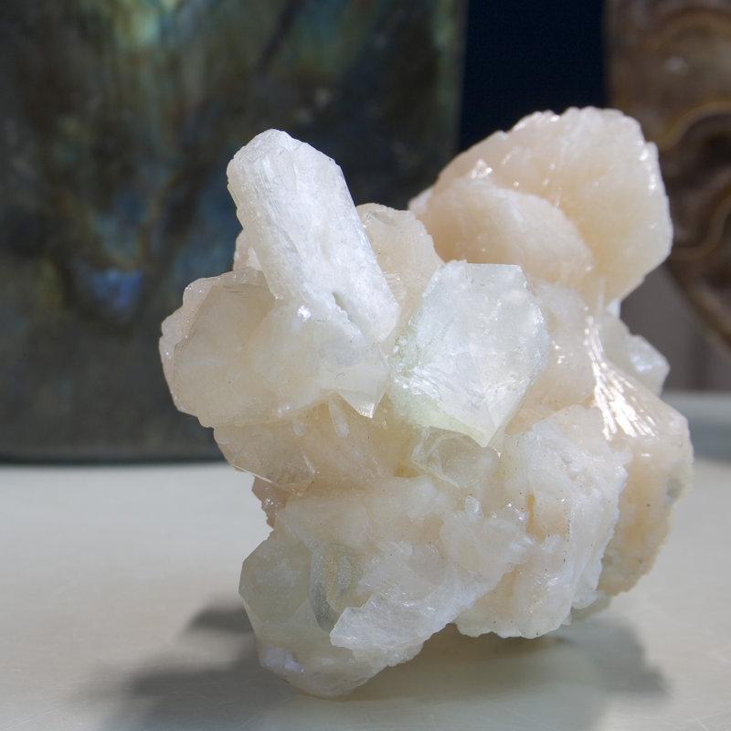 Vert apophyllite sur stilbite sur calcédoine
