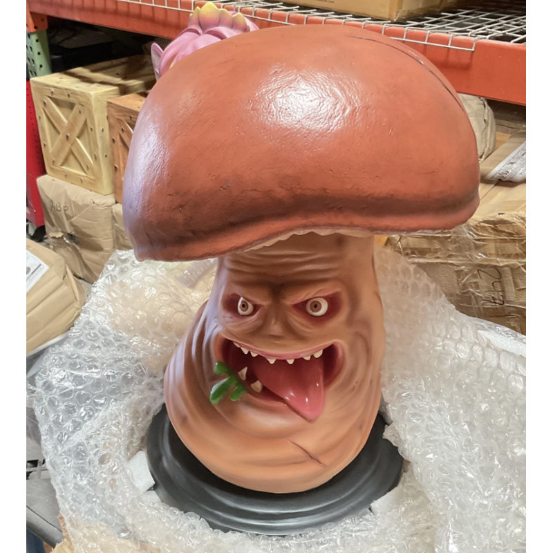 Statue de champignon surdimensionné infesté de légumes effrayants