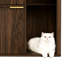 Litière pour chat en noyer de 31,5 po avec arbre, portes à double entrée et tablette de rangement. Il cache une boîte de style Mid-Century moderne, permet aux chats d'entrer librement, et offre un espace de repos confortable.