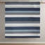 Édredon simple à rayures bleu / gris. Feuille imprimée en microfibre. Rempli. Édredon, taies décoratives, drap plat, taies d'oreiller ajustées. Convient aux matelas jusqu'à 12 po. Lavable. Literie bleue / grise avec édredon.-122455620-122455621