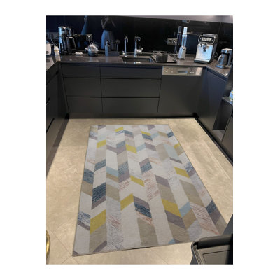 Tapis beige lavable à la machine à motif géométrique rayé multicolore