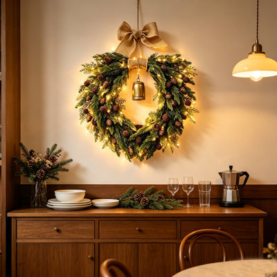 Couronne de Noël artificielle de 50 cm, guirlande lumineuse féérique à monter soi-même offerte, nœud en toile de jute, pommes de pin et cloche dorée, couronne rustique pour porte d'entrée, guirlande lumineuse optionnelle, fonctionne avec 3 piles AA (non incluses).